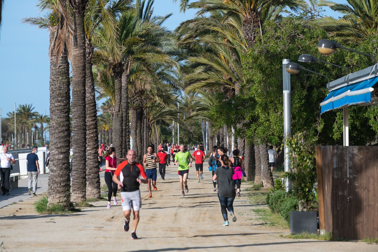 Vista del paseo marítimo este sábado, pleno de corredores. Foto: R.Gallofré