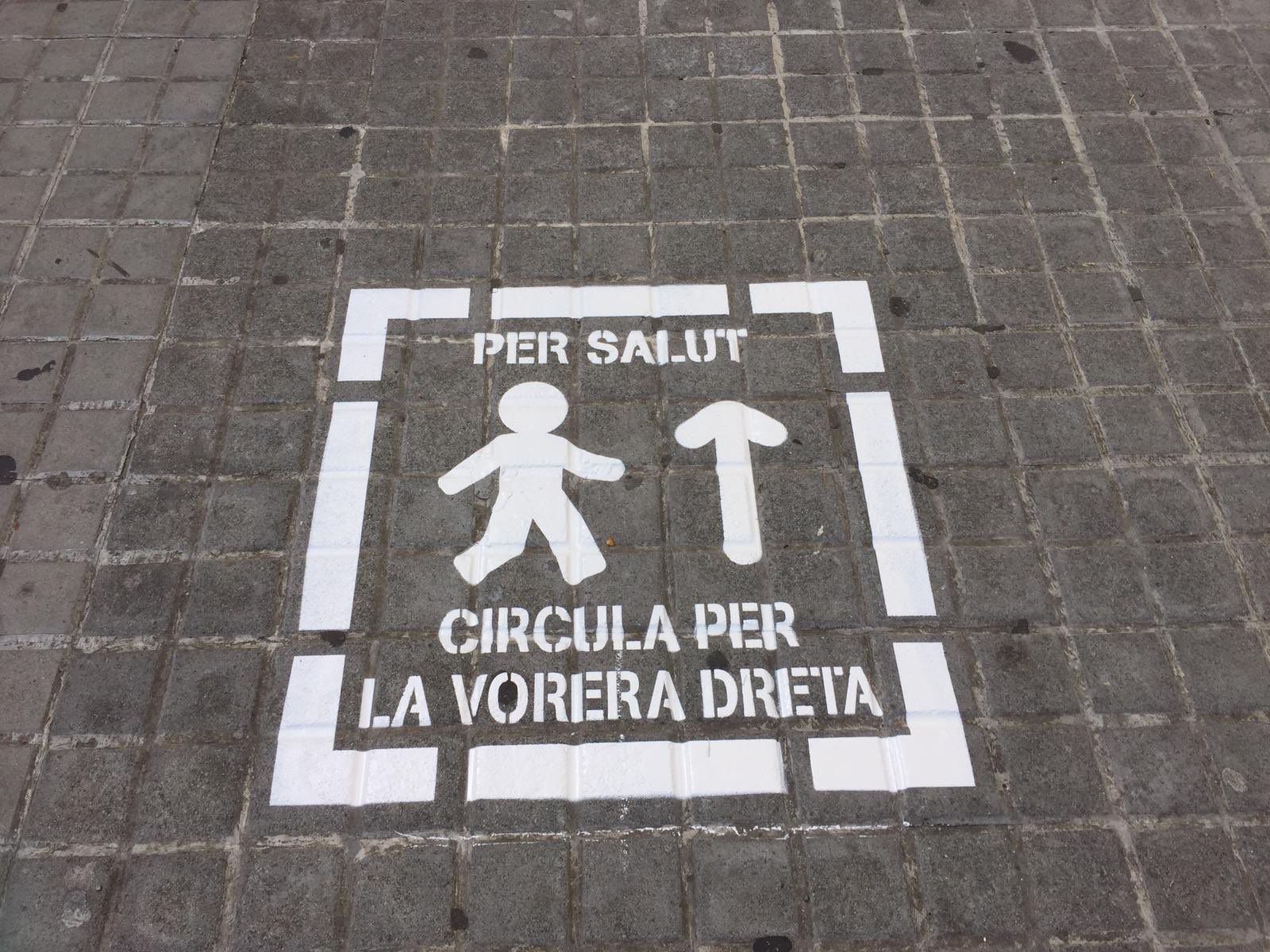 Una de las señales pintadas a las aceras de Mataró. Foto: Ayuntamiento