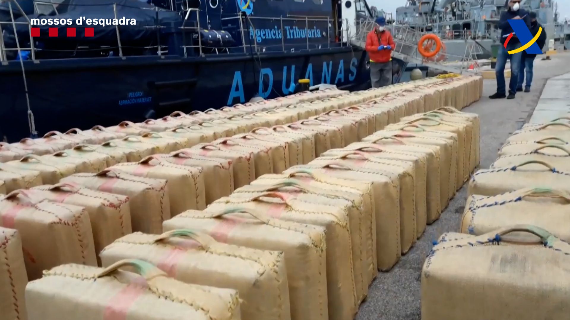 Droga incautada junto a una de las embarcaciones. Foto: Mossos d'Esquadra