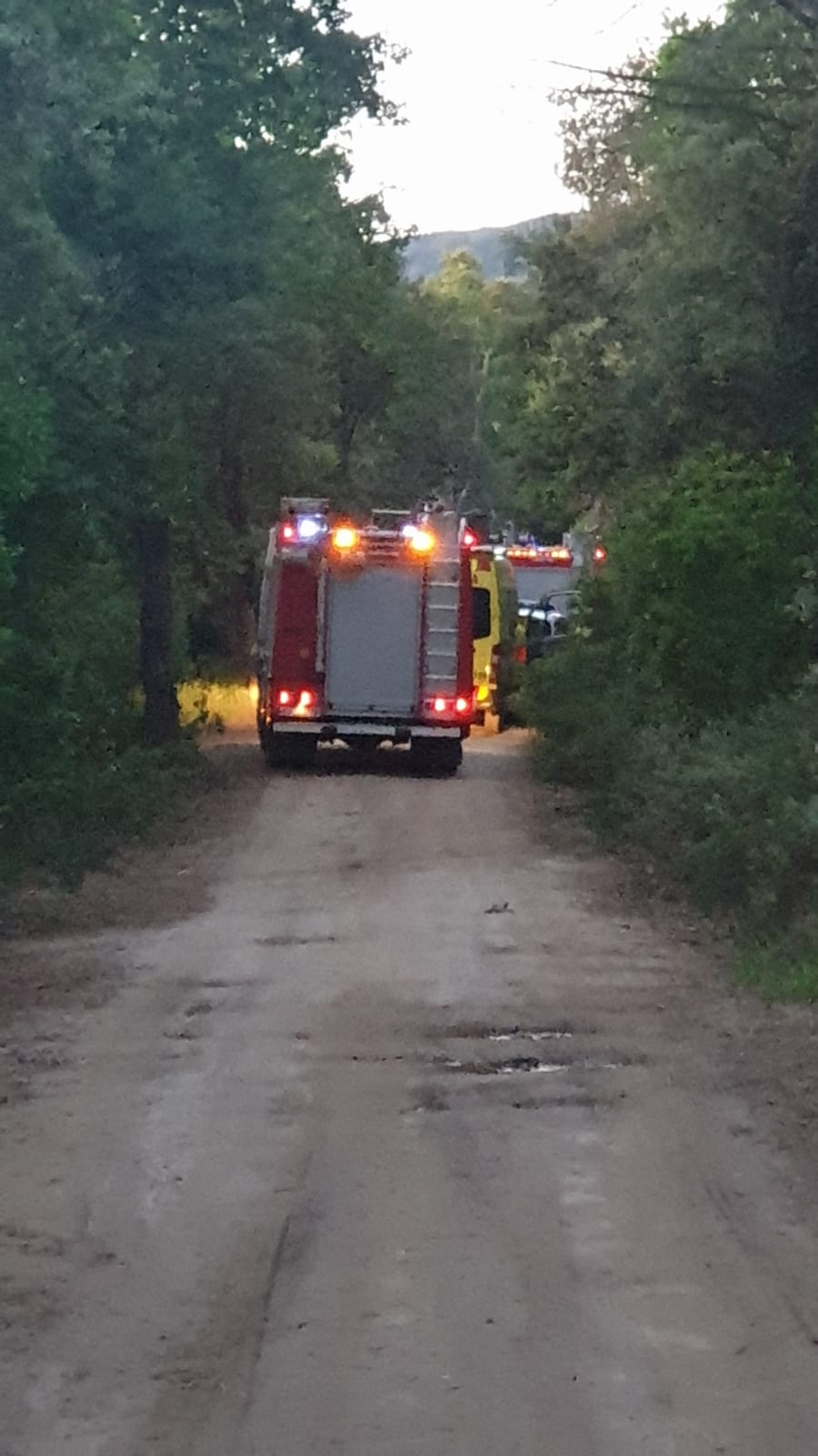 Bomberos al lugar donde se encontró el cadáver