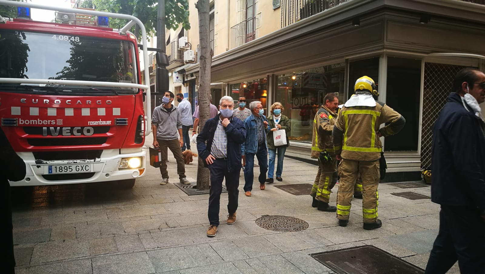 Los bomberos a la entrada de la calle Pujol desde La Riera.