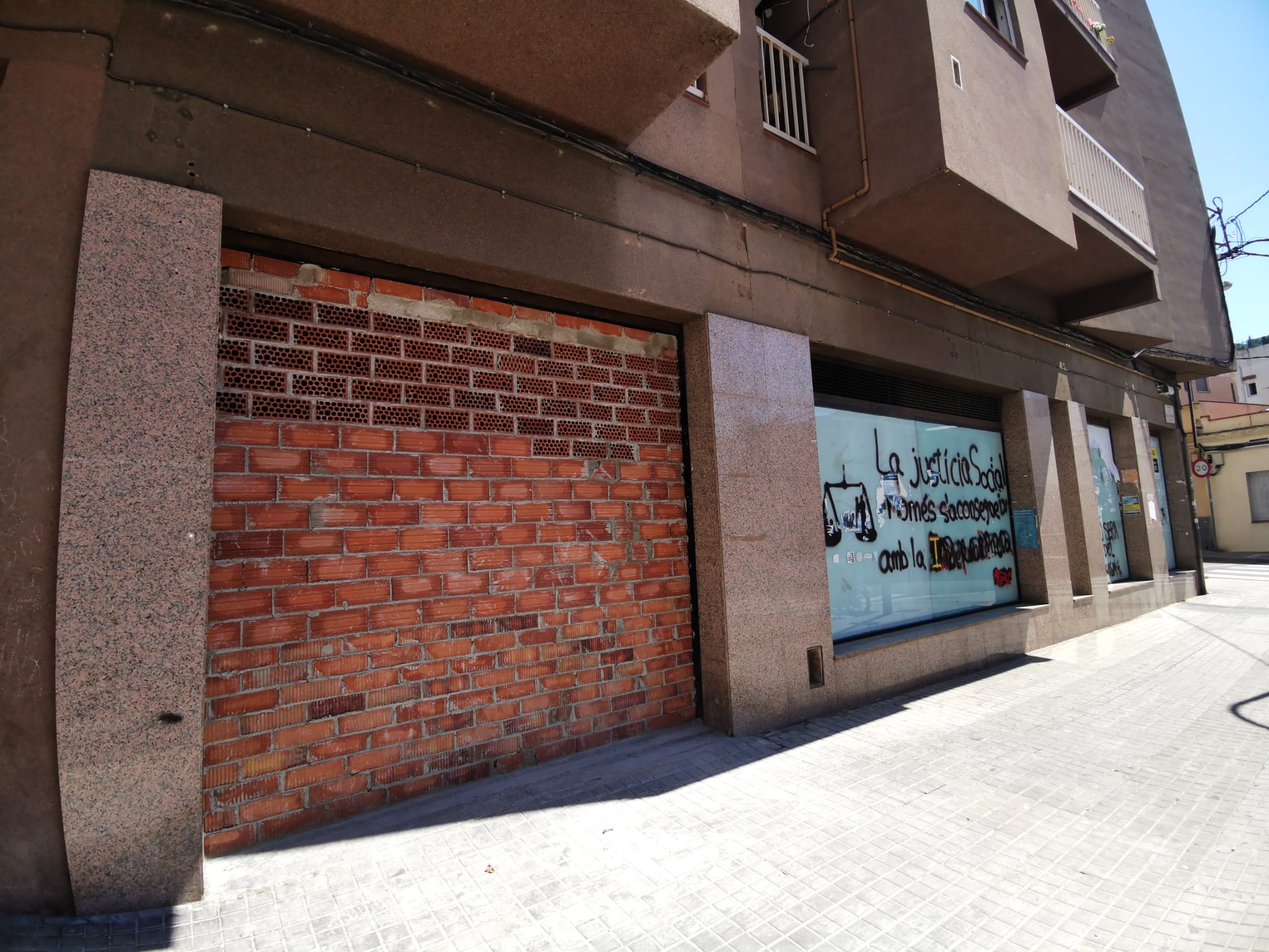 El local, tapiat después de la manifestación. Foto: R. Gallofré