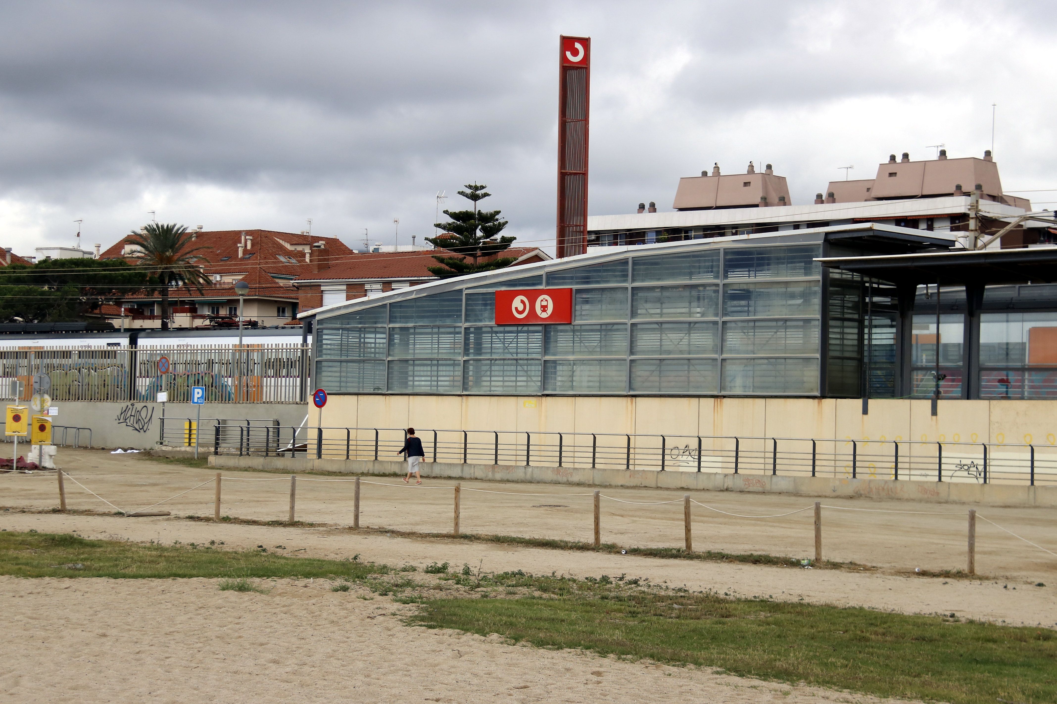 L'estació de Cabrera de Mar, que toca a la platja, on es poden produir aglomeracions. Foto: ACN