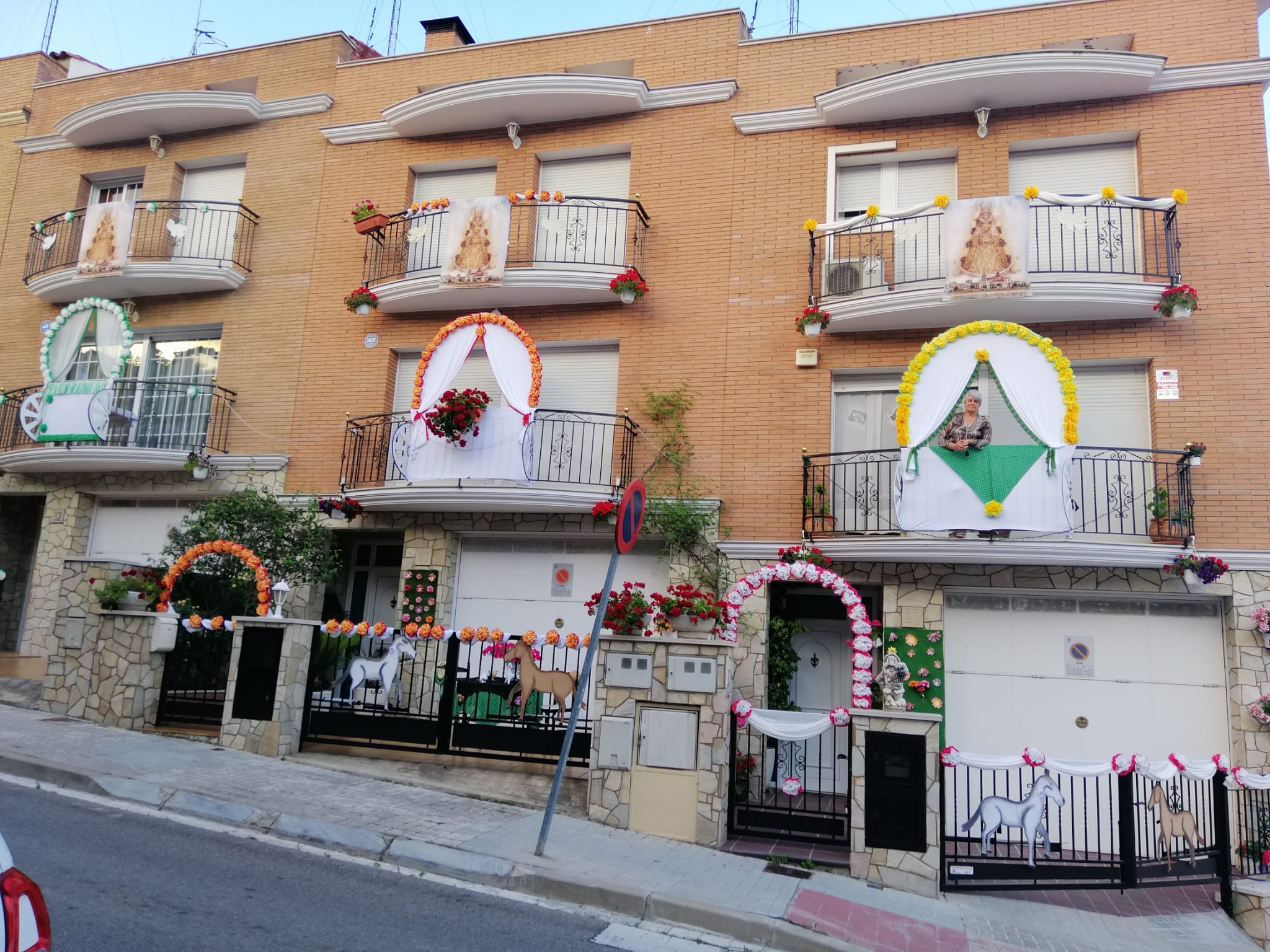 Balcons engalanados en la calle de Eduard Alcoy. Foto: cedida