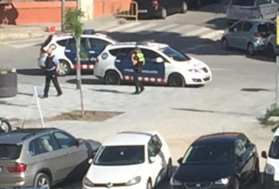 Mossos d'Esquadra, cerca de donde se ha encontrado la granate de mano en Mataró. Foto: Cerdanyola Directo