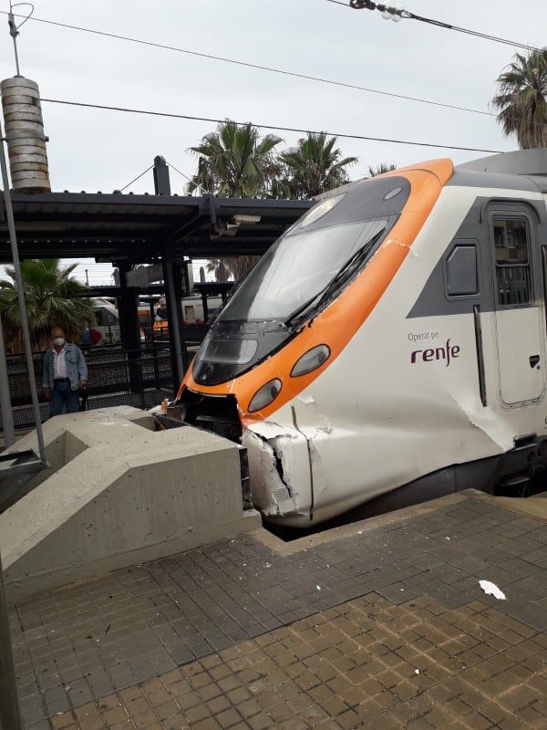 El tren que ha xocat amb el final de la via a Mataró. Foto: Cedida