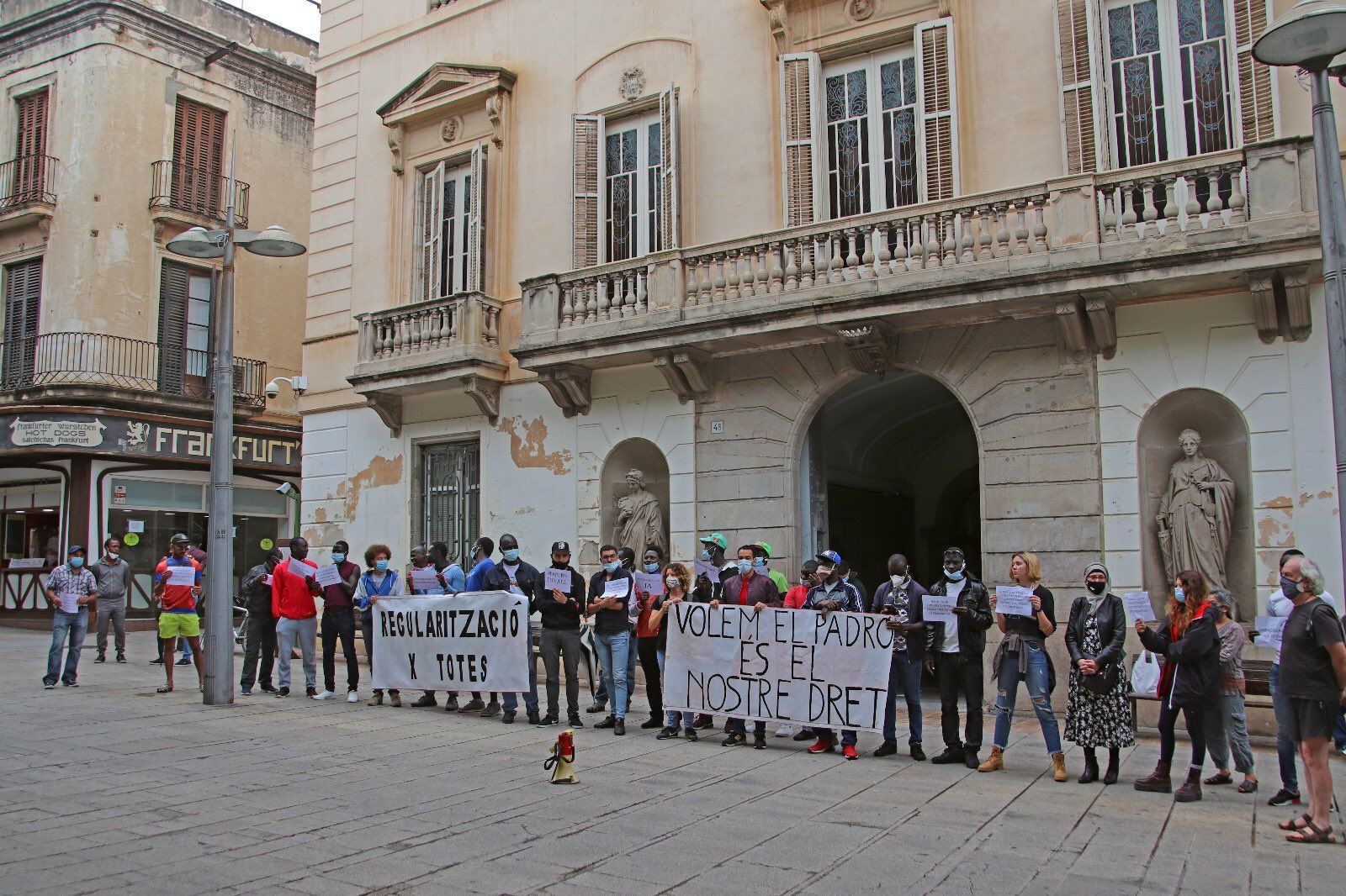 Imatge d'arxiu d'una concentració per demanar empadronament per a tothom a les portes de l'Ajuntament de Mataró. Foto: Dignitat Migrant