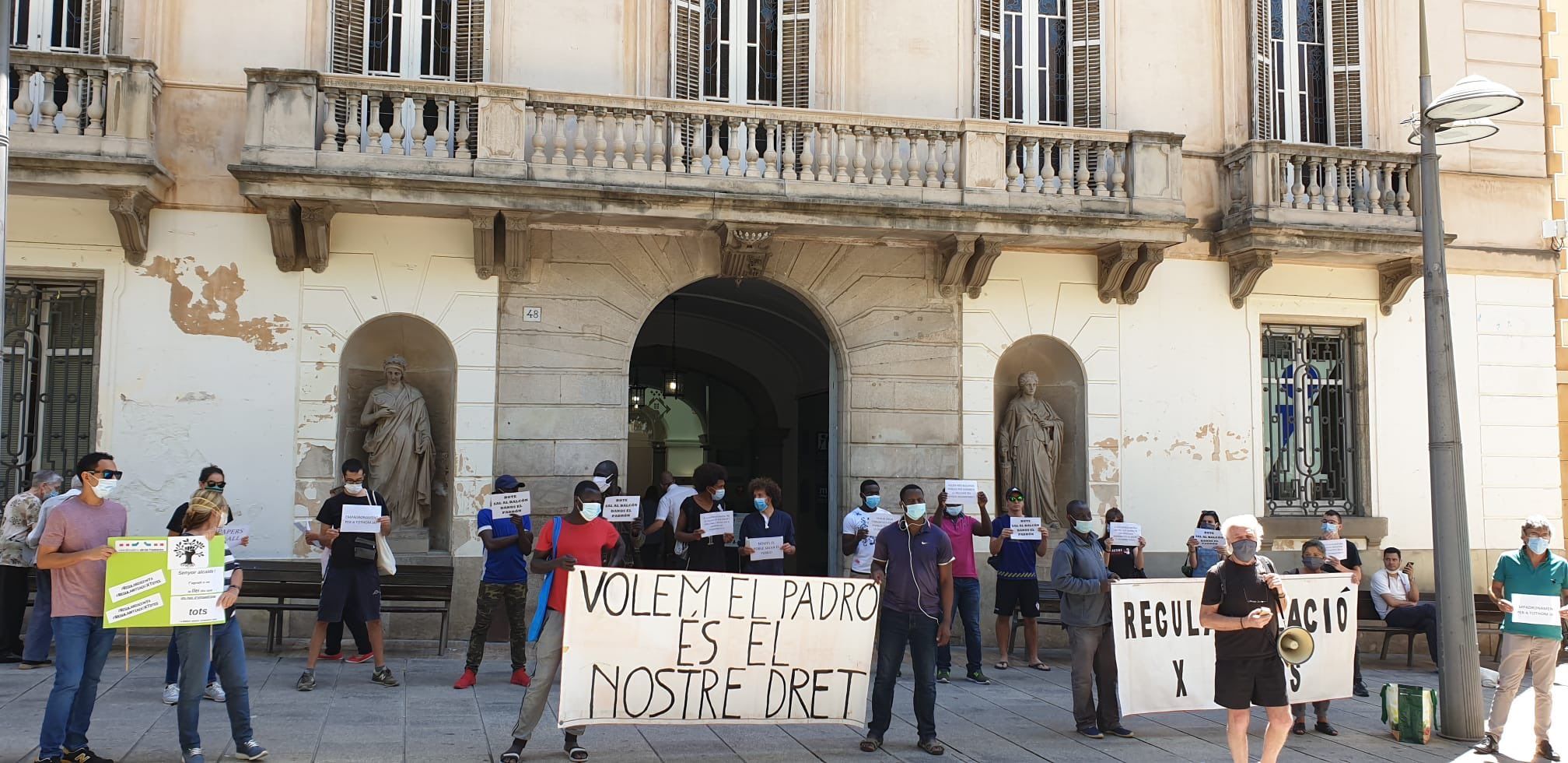 Concentració per facilitar l'empadronament a totes les persones estrangeres a Mataró. Foto: Arxiu