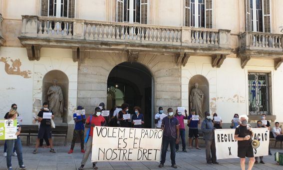 Concentració pel padró per a tothom