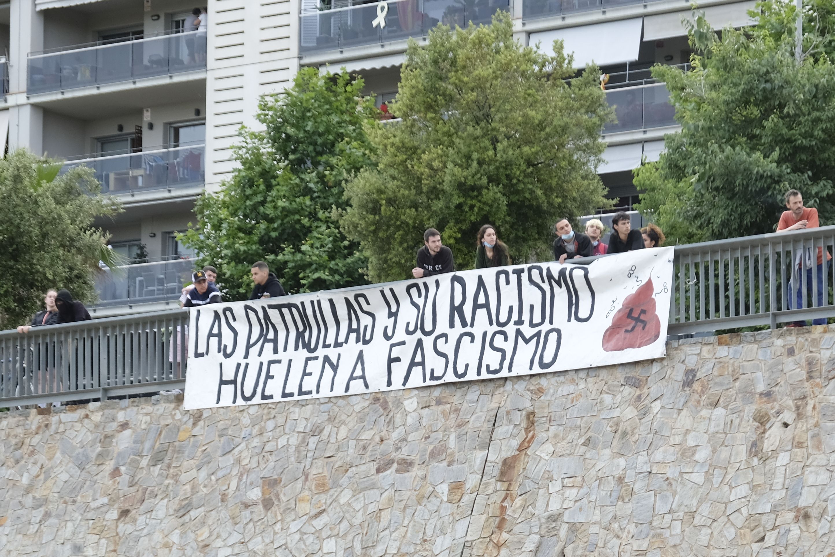 Una pancarta contra las patrullas vecinales en una manifestación antirracista en Mataró. Foto: Cedida