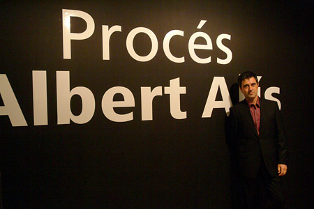 Albert Alís devant del cartell de l' exposició