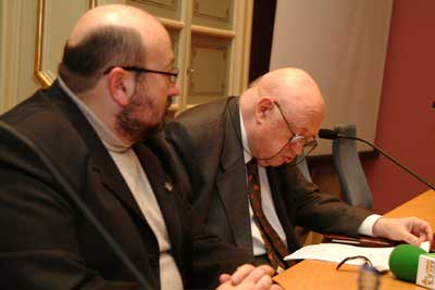 El president del PMC, Jaume Graupera, mira Josep Maria Cadena durant la conferència.