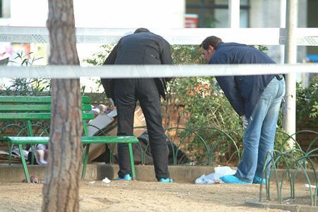 Agents dels Mossos inspeccionen el cos.