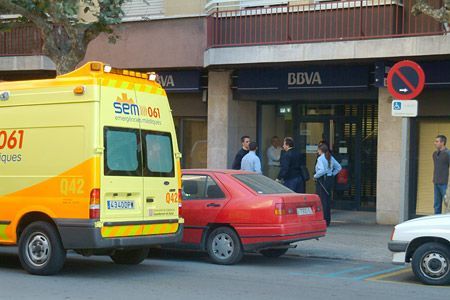 Membres de Mossos i del SEM atenent al personal del banc