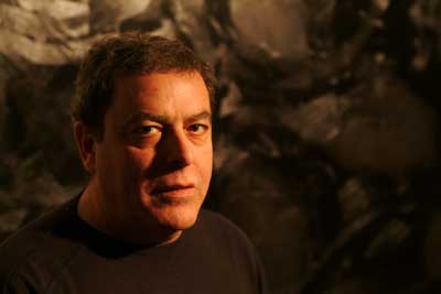 Perecoll, davant un dels seus quadres negres.