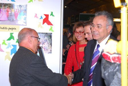 Les autoritats visitant la fira d'entitats.