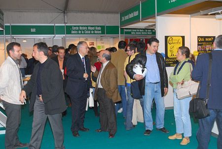 Les autoritats visitant la mostra