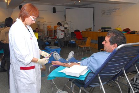 Una infermera treient sang a un dels donats