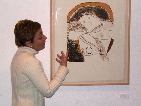 Maria Guinovart, comentando uno de los grabados de su padre