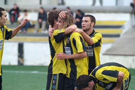 Los jugadores celebran el gol