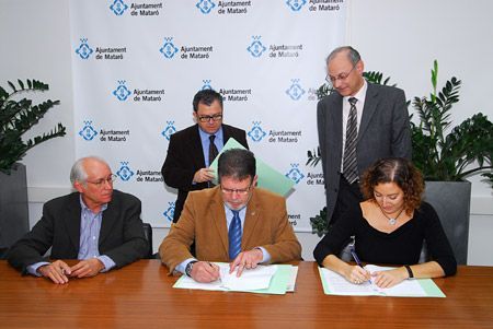 Un moment de la signatura del conveni Un moment de la signatura del conveni
