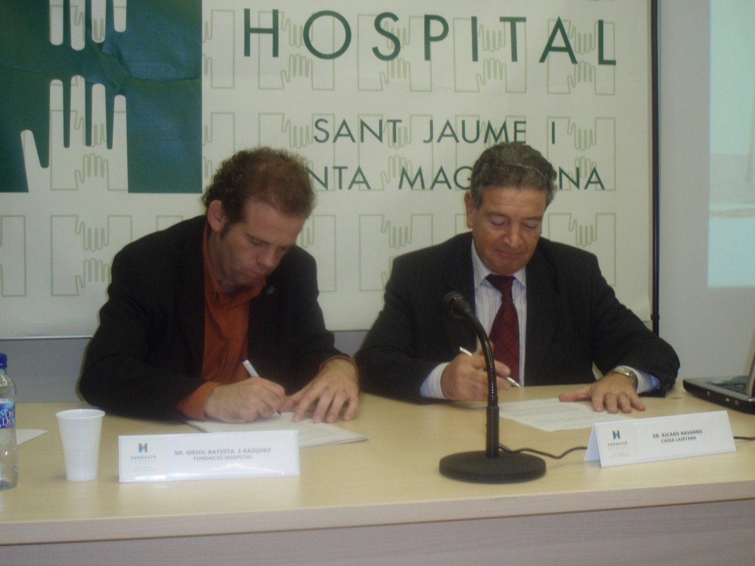 Batista i Navarro en el moment de la signatura del conveni.