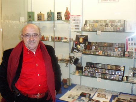 Joan Guimerà, davant d'una part de la seva col·lecció d'encenedors.