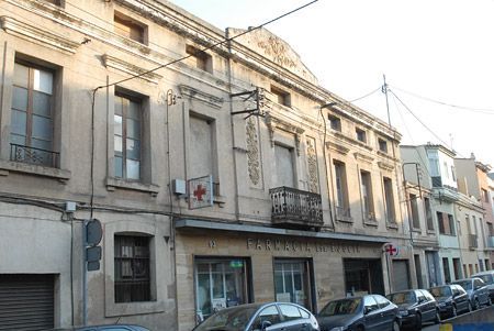 Façana de la farmàcia del Camí Ral