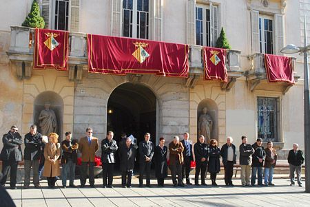 L'alcalde i els regidors municipals durant la concentració