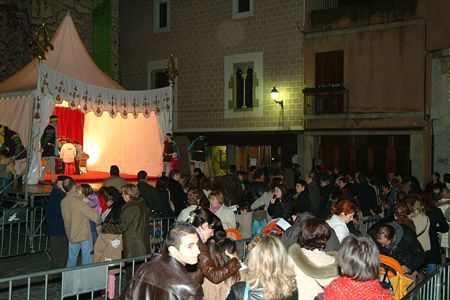 Prop d'un centenar de persones fent cua a la plaça de l'Ajuntament Prop d'un centenar de persones fent cua a la plaça de l'Ajuntament