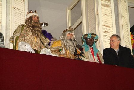 Gaspar, Baltasar i Baron escolten el parlament del rei Melcior.