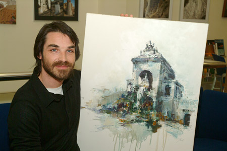 Jubany, con una de sus pinturas Jubany, con una de sus pinturas