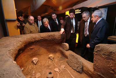 Lluis Reverter y Luciera Batista enseñando una de las recreaciones de la muestra a las autoridades mataronines.