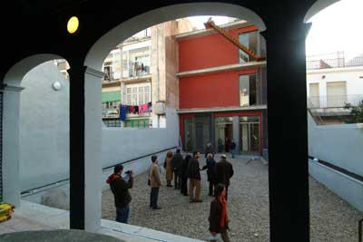 Vista del patio y de la parte del detrás del inmueble. Vista del patio y de la parte del detrás del inmueble.