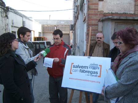 Un dels components de la plataforma Salvem Can Fàbregas llegint el manifest.