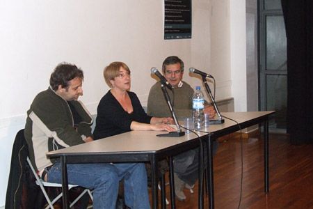 Albert Espinosa, a la izquierda, durante la conferencia Albert Espinosa, a la izquierda, durante la conferencia