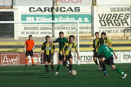 Esteban disputa una pilota a la frontal mataronina