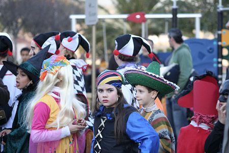 Diversos moments de la celebració del carnaval al barri