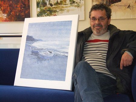 El pintor de Canet, poniendo con uno de sus acrílicos El pintor de Canet, poniendo con uno de sus acrílicos