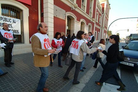 Representantes de CC.OO repartiendo dípticos a la entrada de la estación Representantes de CC.OO repartiendo dípticos a la entrada de la estación