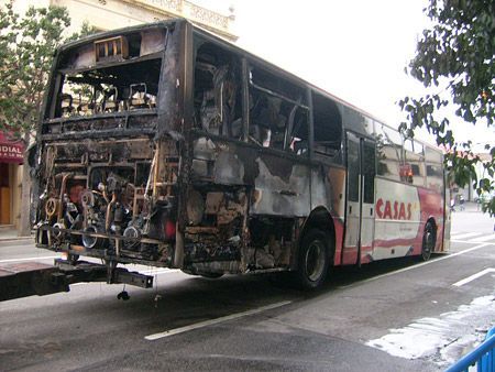 L'autobús de l'empresa Casas, que ha quedat parcialment calcinat 