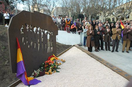 Un detalle del monumento con los asistentes de fondos Un detalle del monumento con los asistentes de fondos