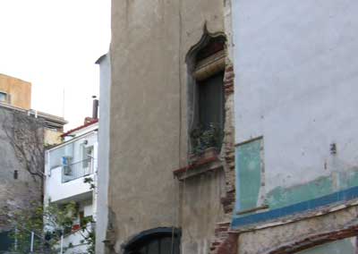 Vista del ventanal gótico que ha quedado a cuerpo descubierto. Vista del ventanal gótico que ha quedado a cuerpo descubierto.
