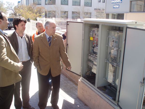 Baron y Melero, junto a un cuadro eléctrico Baron y Melero, junto a un cuadro eléctrico