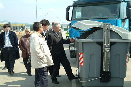 Baron comprobando los nuevos contenedores