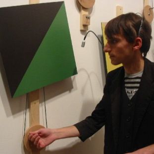 Neil Harbisson fent girar un dels quadres de la mostra. Neil Harbisson fent girar un dels quadres de la mostra.