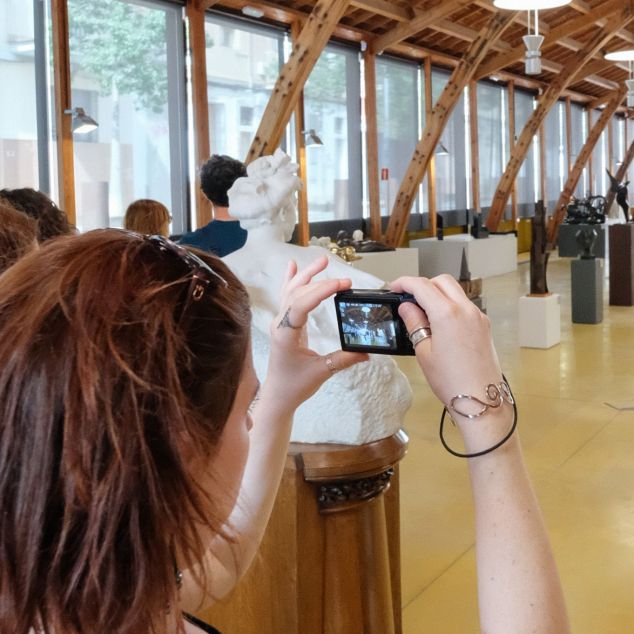 Visitants francesos a la Nau Gaudí de Mataró, destacada per l'aerolínia Air France. Foto. R. Gallofré Visitants francesos a la Nau Gaudí de Mataró, destacada per l'aerolínia Air France. Foto. R. Gallofré