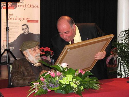 Freixas, fent entrega d'un distintiu honorific a Palau i Fabre