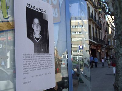 Uno de los carteles colgados por la familia anunciando la desaparición