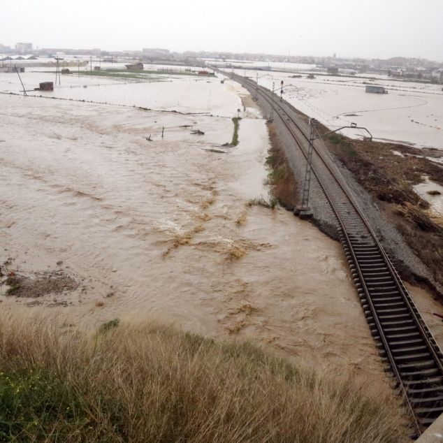 Les vies del tren destrossades entre Malgrat i Blanes pel pas de la Tordera (ACN) Les vies del tren destrossades entre Malgrat i Blanes pel pas de la Tordera (ACN)